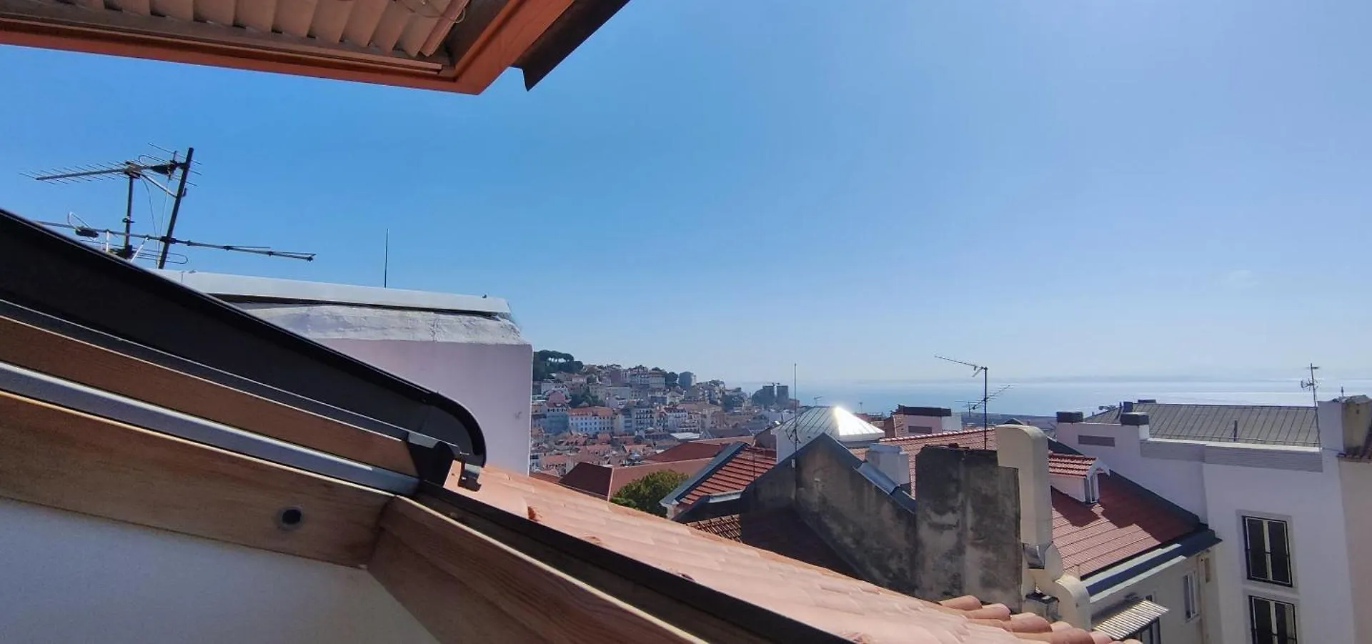 Quarto Aconchegante Com Varanda E Vista No Chiado Bed and Breakfast Lisbona 0*,