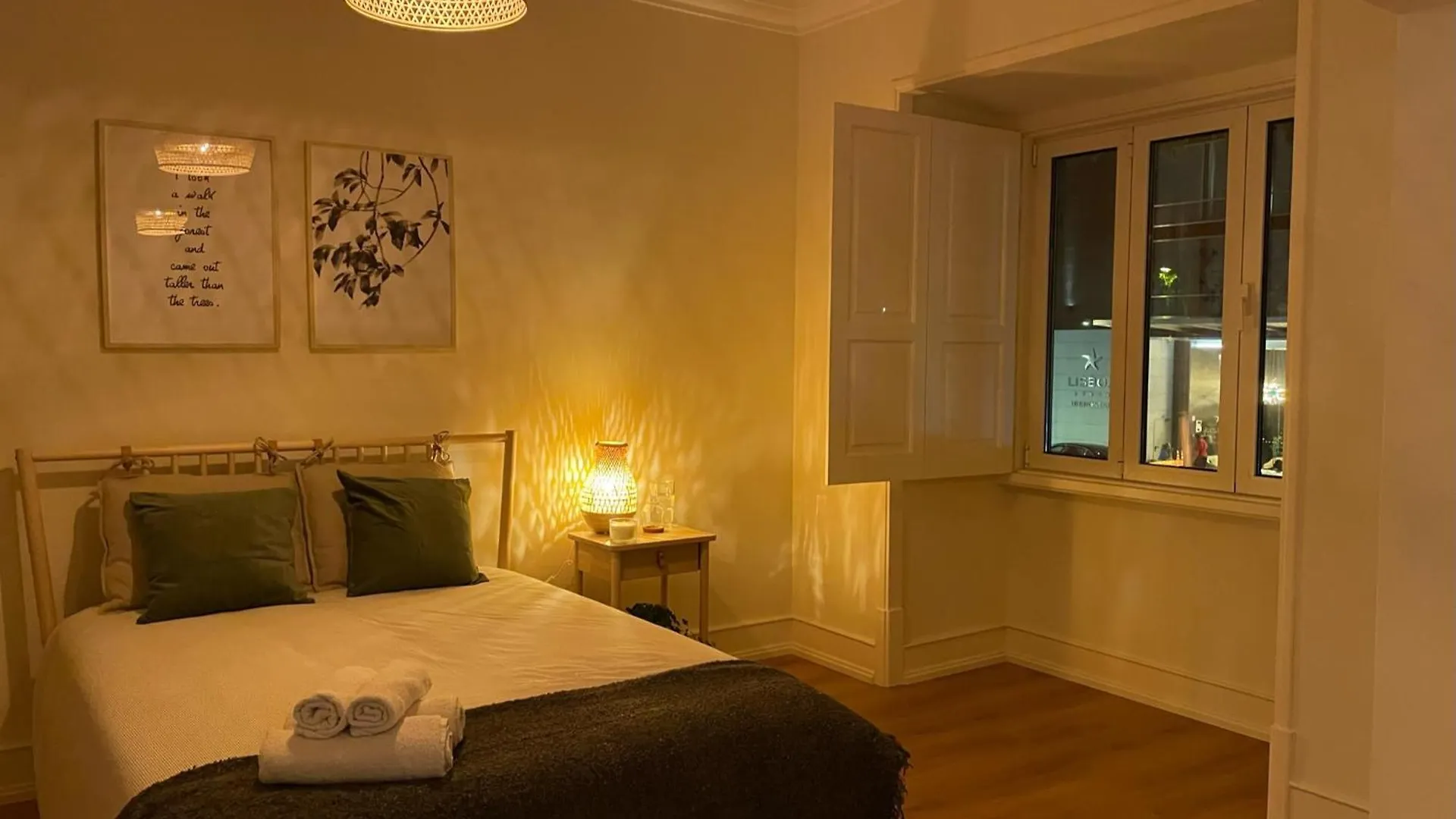 Rum i privatbostad Quarto Aconchegante Com Varanda E Vista No Chiado Bed and Breakfast Lisboa